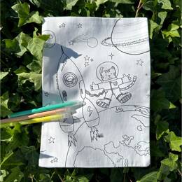 COLORIAGE LAVABLE – Feuille en tissu ESPACE + 3 feutres à l’eau