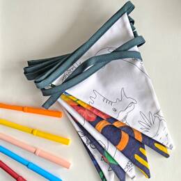 Guirlande Dinosaures avec 3 fanions en tissu à colorier