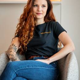 T-shirt bleu, broderie belle personne