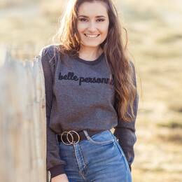 Sweat anthracite, belle personne