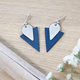 Clous d'oreille triangle en cuir marine
