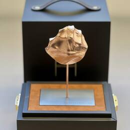 L'Etreinte bronze doré or rose (18 carats) sculptée sur mesure