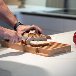 Planche à pain avec récupérateur de miettes