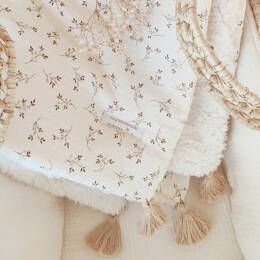Couverture bébé double gaze de coton BIO "Églantine" et fausse fourrure mouton et pompons