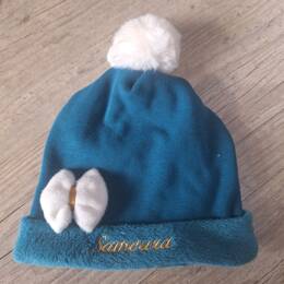 Bonnet Pompon  et petit nœud - prénom brodé en tissu Polaire alpine personnalisable avec prénom brodé - Oeko-Tex
