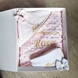 Coffret Bébé Personnalisé Fille – Couverture, Doudou et Protège Carnet – Quantité Limitée