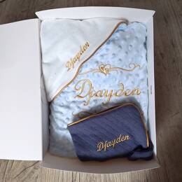 Coffret Bébé Personnalisé sans noeud– Couverture, Doudou et Protège Carnet – Quantité Limitée