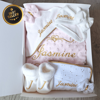 Coffret Complet Girl 1 Naissance Personnalisé – Couverture, Turban, Chaussons, Doudou & Protège Carnet – Quantité Limitée