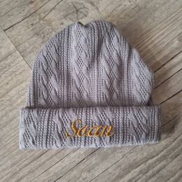 Bonnet prénom brodé en tissu maille de coton façon tricot jacquard personnalisable 9 couleurs
