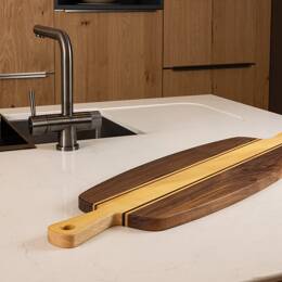 Planche apéritif à partager en bois massif double poignée