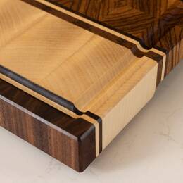 Planche à découper en bois de bout Couperin – Zebrano, Érable et Noyer