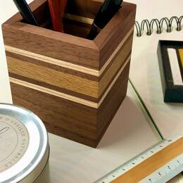 Pot à crayons Ravel – Noyer américain, Chêne et Érable