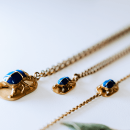 Collier scarabée bleu cobalt