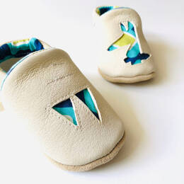 Chaussons bébé en cuir blanc motifs graphiques vert et bleu
