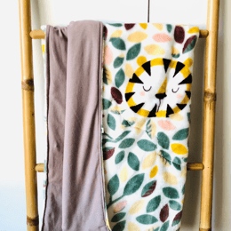 Couverture beige à motifs lions