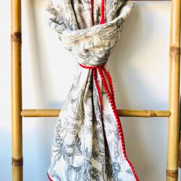 Foulard double gaze de coton écru à motifs jungle à pompons rouges
