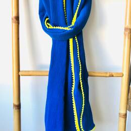 Foulard double gaze de coton bleu à pompons jaunes