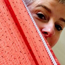 Foulard double gaze de coton corail à motifs et pompons blancs
