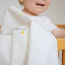 Couverture en tissu imprimé et velours blanc