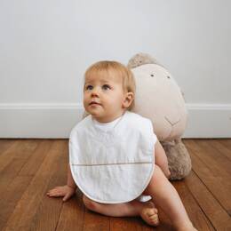 Bavoir brodé en éponge et doublé velours blanc