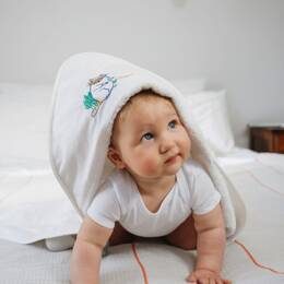 Cape de bain brodée éponge blanche et tissu imprimé