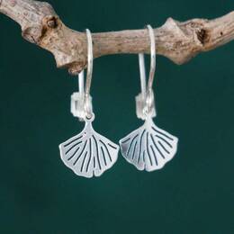 Petites boucles d'oreilles pendantes Ginko en argent 925 recyclé