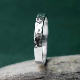 Bague 3 mm martelée en argent 925 recyclé pour femme et pour homme