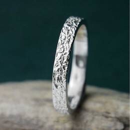 Bague 3 mm texture froissée en argent 925 recyclé pour femme et pour