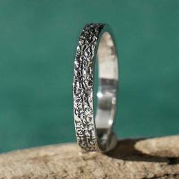 Bague 3 mm texture froissée patinée en argent 925 recyclé pour femme