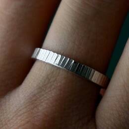 Bague 3 mm striée "Ondée" en argent 925 recyclé pour femme et pour ho