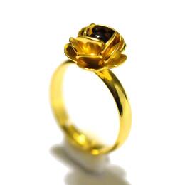 Petite bague rose dorée à l'or fin et perle de verre rouge grenat