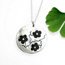 Pendentif Fleurs de Cerisier noires sur chaine en argent 925