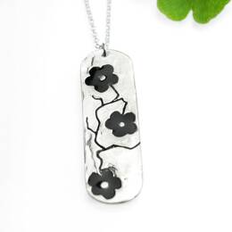 Pendentif long Fleurs de cerisier noires en argent 925
