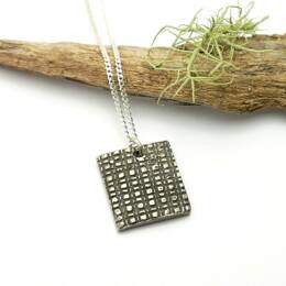 Pendentif carré sur chaine en argent 925 patiné