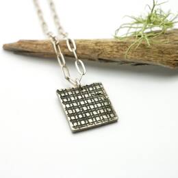 Pendentif carré sur chaine en argent 925 patiné