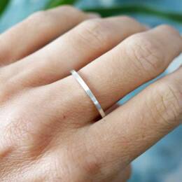 Bague fine empilable brossée argent 925 recyclé pour femme et pour h
