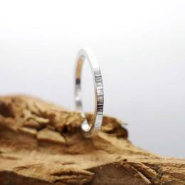 Bague fine striée unisexe empilable en argent 925 recyclé