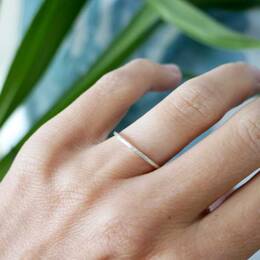 Bague très fine sablée empilable argent 925 recyclé pour femme et po