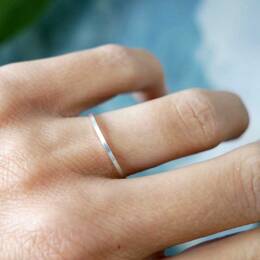 Bague très fine empilable brossée argent 925 recyclé pour femme et po