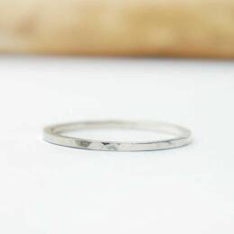 Bague fine martelée argent 925 recyclé pour femme et pour homme
