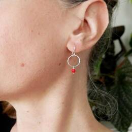 Petites boucles d'oreilles pendantes rondes avec perle rouge Maya en