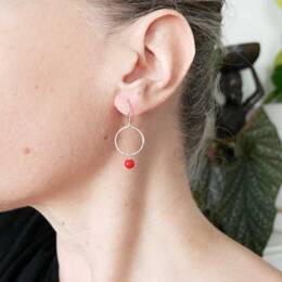 Boucles d'oreilles pendantes rondes avec perle rouge Maya en argent