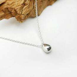 Collier solitaire avec une perle en forme de goutte en argent 925