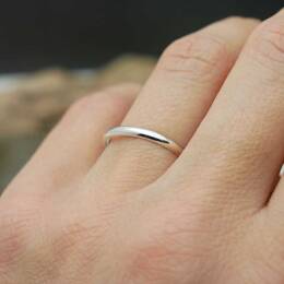 Bague fine en argent 925 recyclé demi jonc empilable brillante unisexe