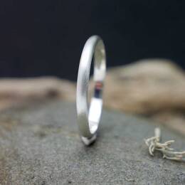 Bague fine en argent 925 recyclé demi jonc empilable brossé mat u