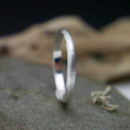 Bague fine en argent 925 recyclé demi jonc empilable sablée unisexe