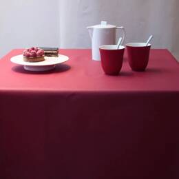 Nappe rouge ronde ou ovale enduite