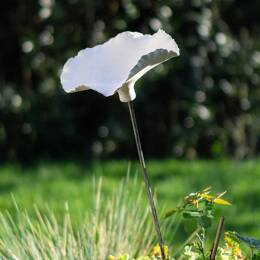 Fleur en grès artisanale - mangeoire et bain d'oiseau - sur tige