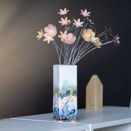 Vase blanc aux décors émaillés