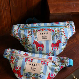 Sac banane mini Nouchka - Motif chevaux fond rayures bleues